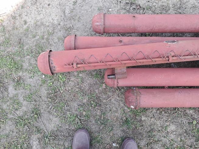 Słupki z rozebranego ogrodzenia plus brama