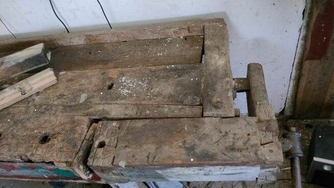 Stary drewniany stół stolarski