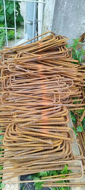 Zbrojenie gotowe l strzemiona pozostałości po budowie