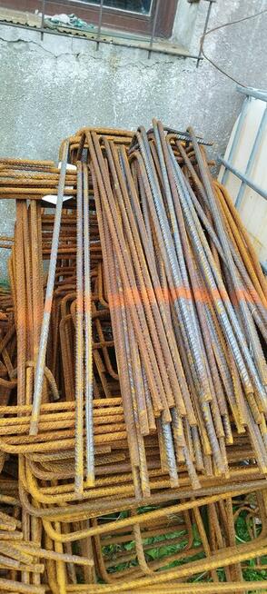 Zbrojenie gotowe l strzemiona pozostałości po budowie