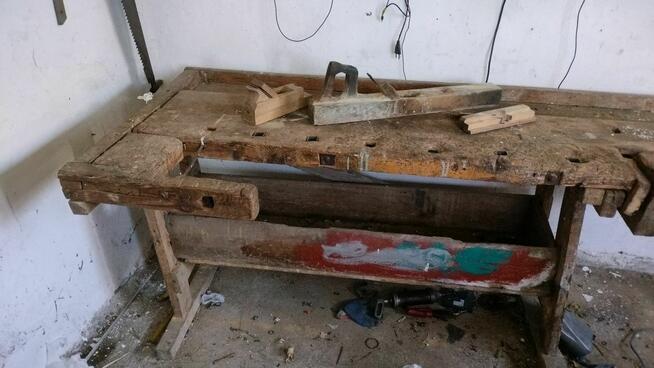 Stary drewniany stół stolarski