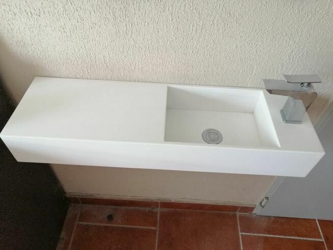 Umywalka z blatem z białego Corianu