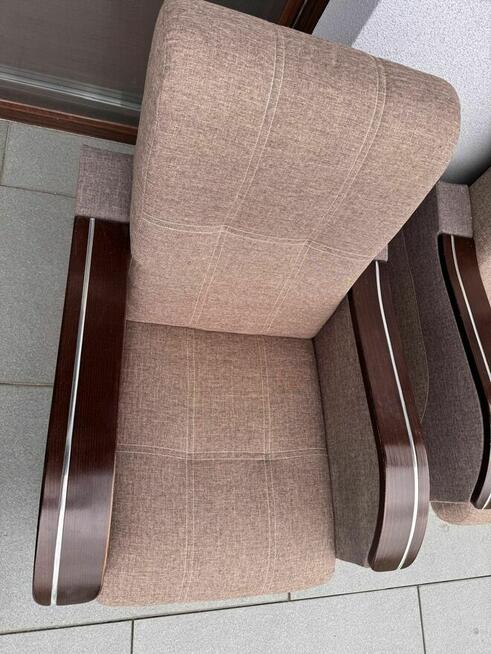 Fotele retro z drewnianymi podłokietnikami