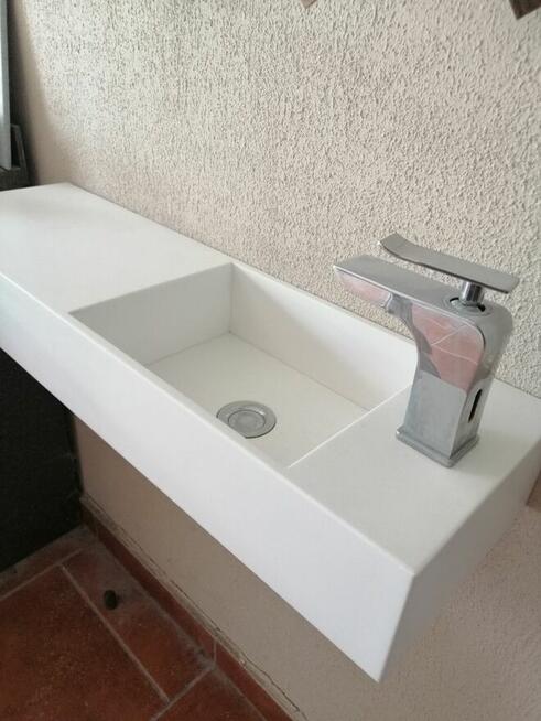 Umywalka z blatem z białego Corianu
