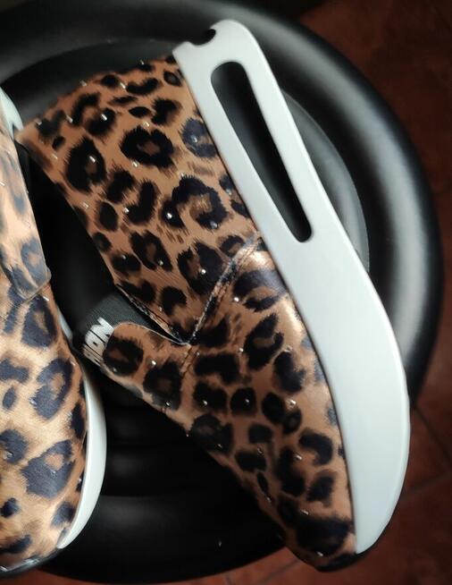 Nowe buty z wzorem Lamparcim (slipony)