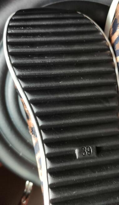 Nowe buty z wzorem Lamparcim (slipony)