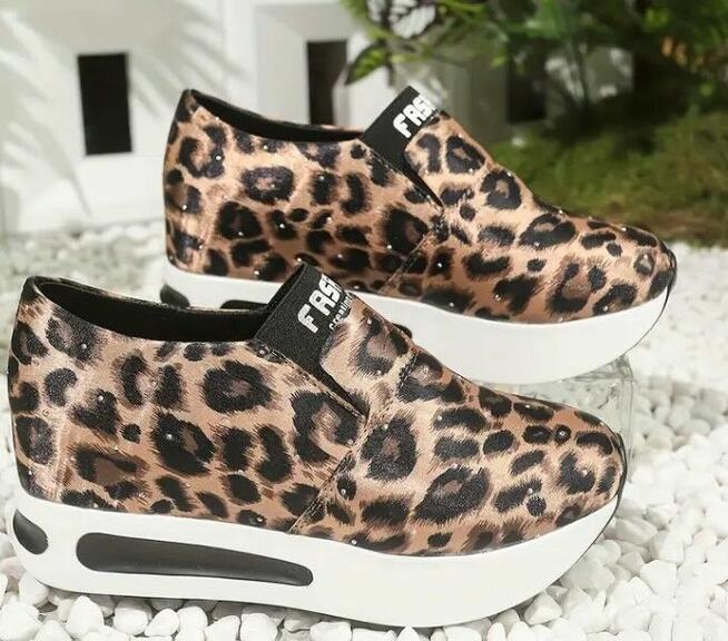 Nowe buty z wzorem Lamparcim (slipony)