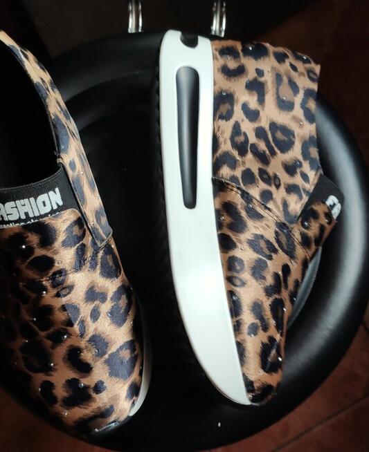 Nowe buty z wzorem Lamparcim (slipony)