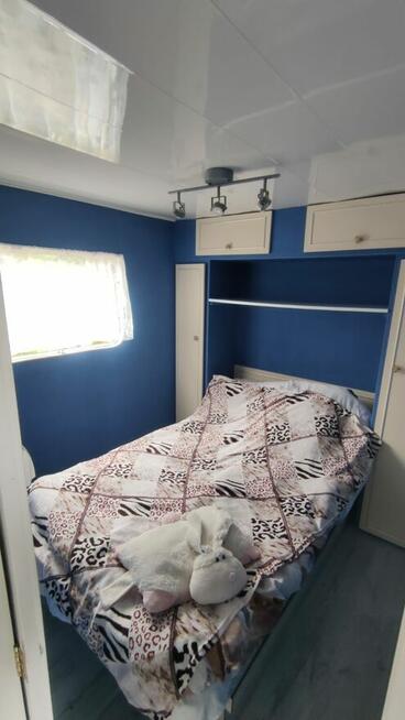 Działka rekreacyjna nad jeziorem z domkiem