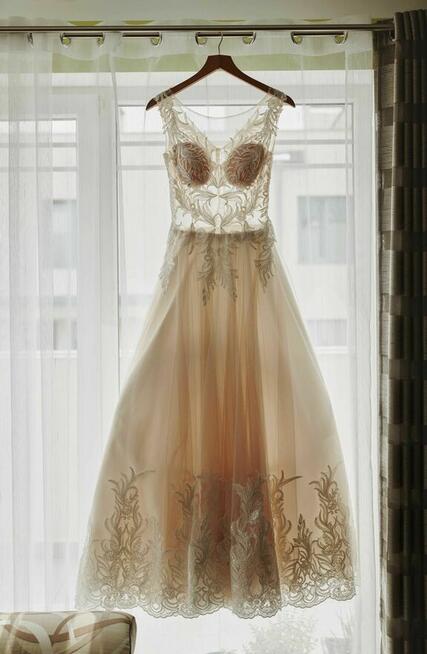 suknia ślubna z halką i welonem