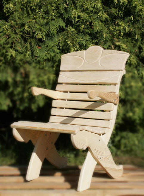 Ławka drewniana zdobiona, wygodnie profilowana