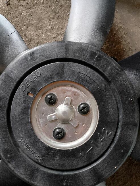 Toyota RAV4 V wentylator tarcza 2,5 Hybryda!