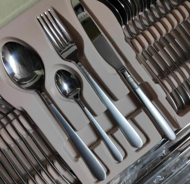 Sztućce Hoffner satyna 72 el w walizce gładkie