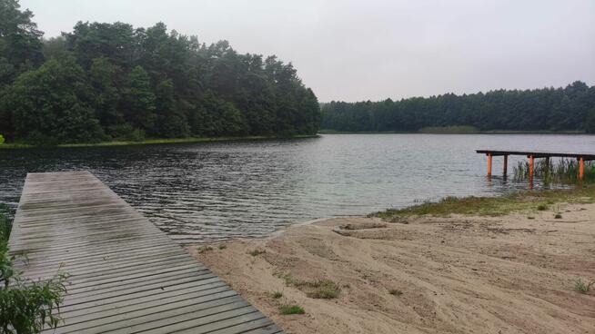 Działka rekreacyjna nad jeziorem z domkiem