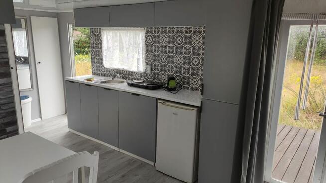 Działka rekreacyjna nad jeziorem z domkiem