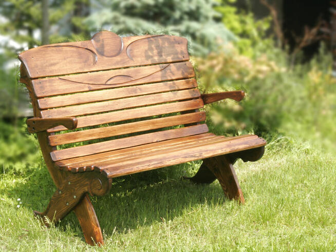 Ławka drewniana zdobiona, wygodnie profilowana