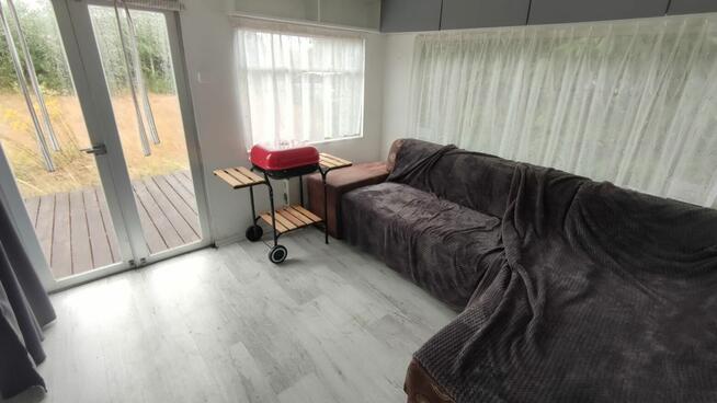 Działka rekreacyjna nad jeziorem z domkiem