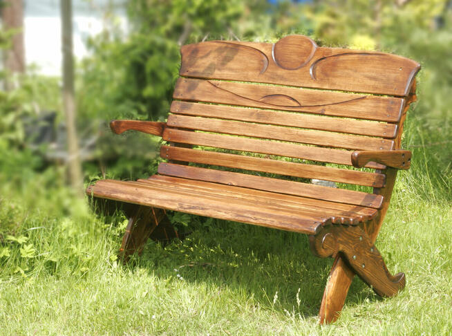 Ławka drewniana zdobiona, wygodnie profilowana