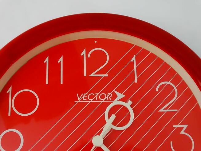 Zegar ścienny Vector czerwony okrągły o średnicy 25 cm