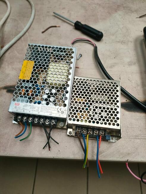 Zasilacze LED i przemysłowe 12V – różne modele, używane, spr