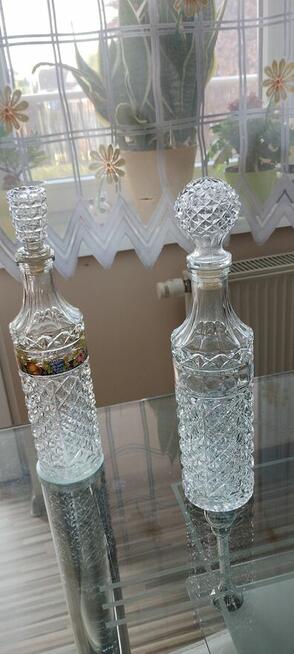 Szklane karafki z czasów PRL