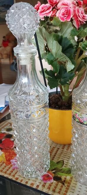 Szklane karafki z czasów PRL