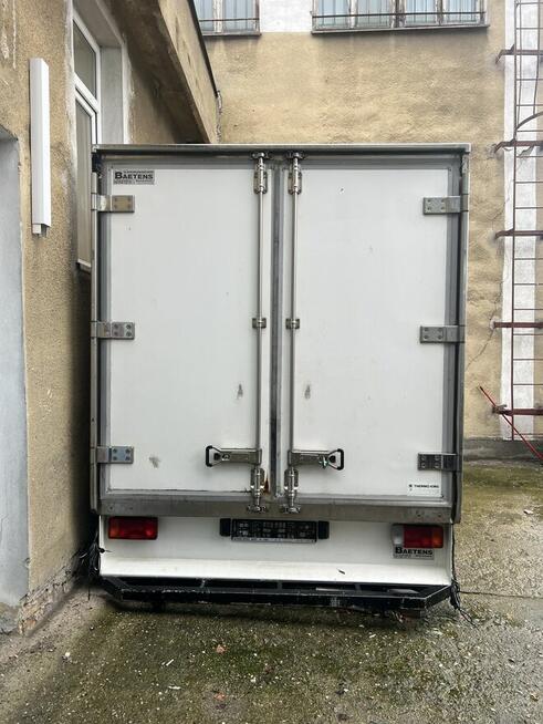 Kontener z auta dostawczego