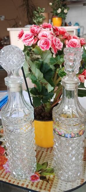 Szklane karafki z czasów PRL