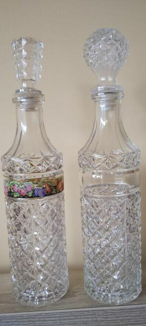 Szklane karafki z czasów PRL