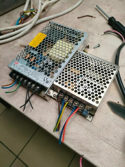 Zasilacze LED i przemysłowe 12V – różne modele, używane, spr