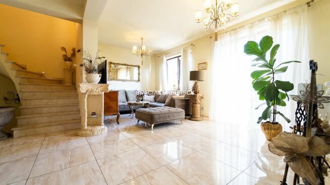 Dom Rząska gm. Zabierzów, Półkole