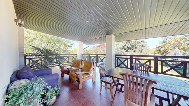 Wygodny dom zatopiony w zieleni