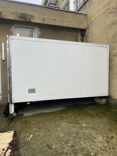 Kontener z auta dostawczego