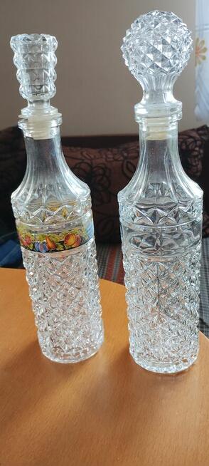 Szklane karafki z czasów PRL