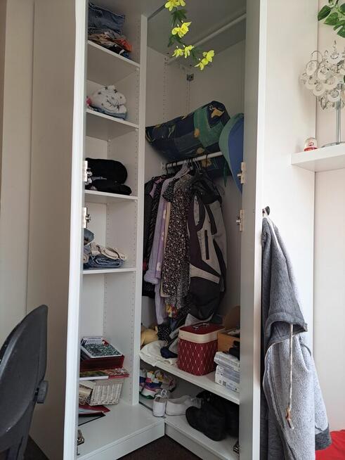 Szafa narożna i fotel jednoosobowy z funkcją spania