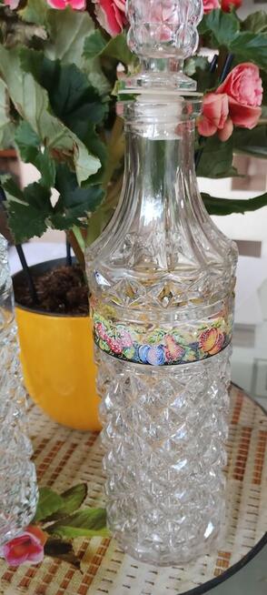 Szklane karafki z czasów PRL