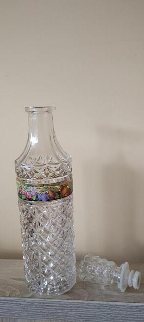 Szklane karafki z czasów PRL
