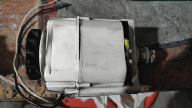 Silnik wraz z całym zestawem urządzeń dołączanych