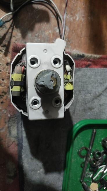 Silnik wraz z całym zestawem urządzeń dołączanych