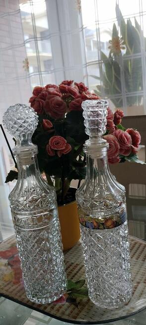 Szklane karafki z czasów PRL