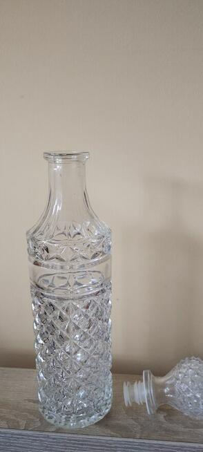 Szklane karafki z czasów PRL