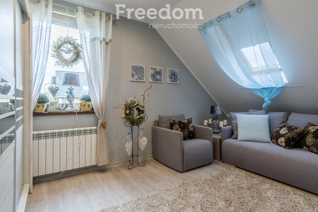 Dom z basenem na nowoczesnym nowym osiedlu