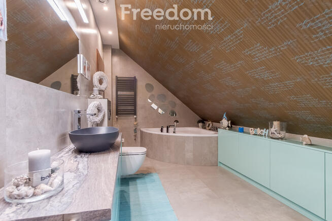 Dom z basenem na nowoczesnym nowym osiedlu