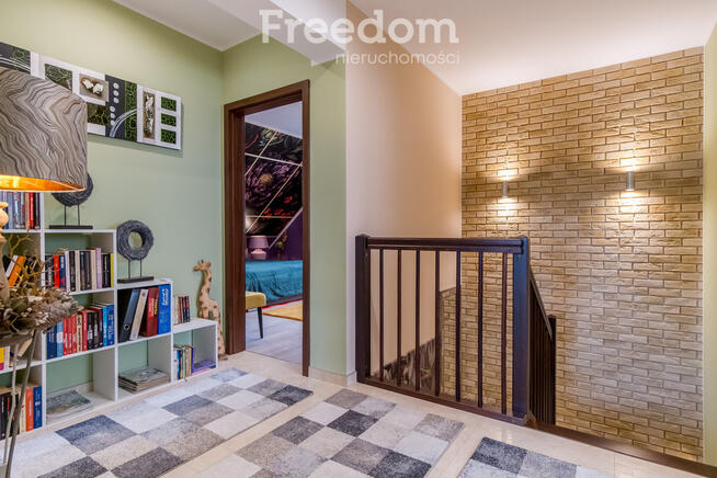 Dom z basenem na nowoczesnym nowym osiedlu