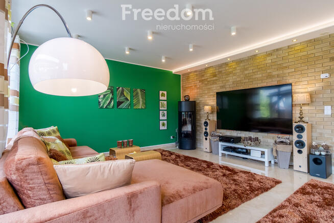 Dom z basenem na nowoczesnym nowym osiedlu