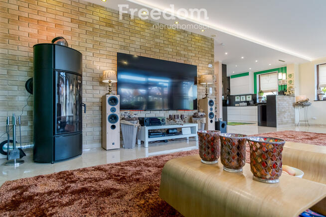 Dom z basenem na nowoczesnym nowym osiedlu