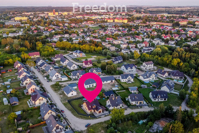 Dom z basenem na nowoczesnym nowym osiedlu