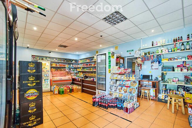 Sklep spożywczy przy głównej drodze w Rozkoszówce.