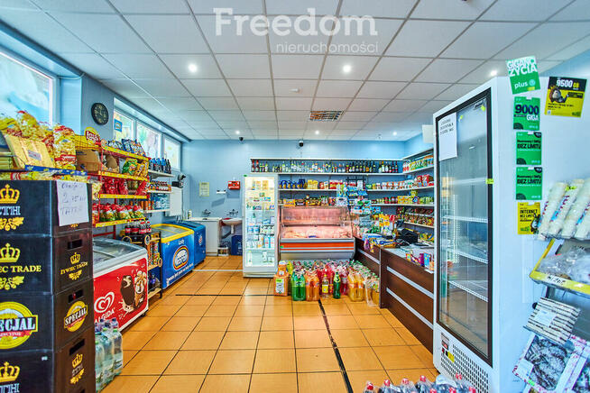 Sklep spożywczy przy głównej drodze w Rozkoszówce.