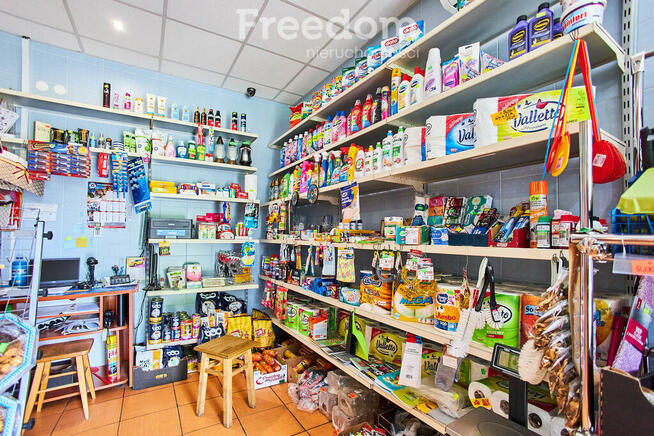 Sklep spożywczy przy głównej drodze w Rozkoszówce.